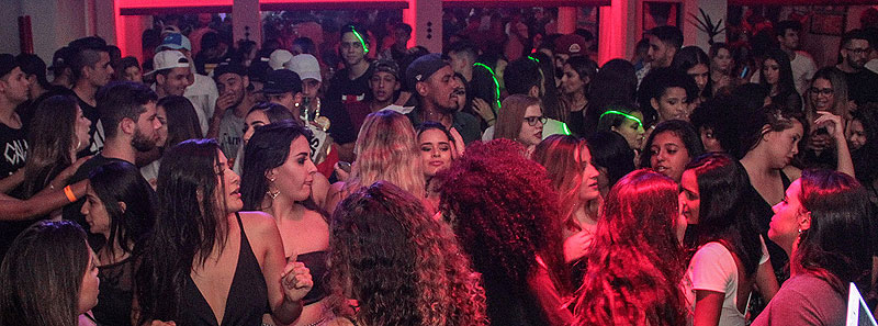 Balada com banda ao vivo