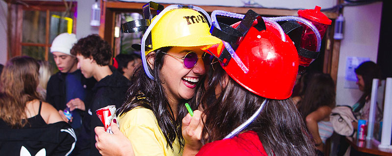 Festa a fantasia realizada no The Wave